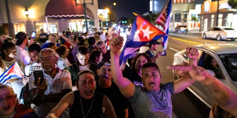 Un grupo de personas de Cuba que se reunieron frente al famoso restaurante cubano Versailles en Miami, Florida, EE.UU., el 17 de marzo de 2024 para apoyar las protestas de sus compatriotas en Cuba. 