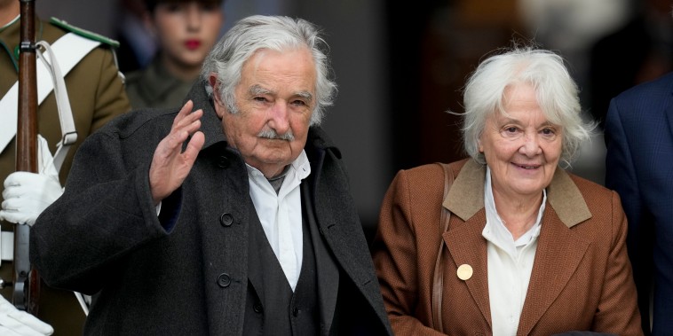 El expresidente de Uruguay José Mujica (izquierda), y su esposa Lucía Topolansky, el lunes 11 de septiembre de 2023, en Chile 