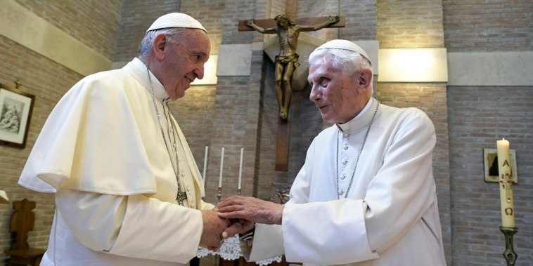 El papa Francisco (izq.) y el papa Benedicto XVI, en el Vaticano el 28 de junio de 2017.
