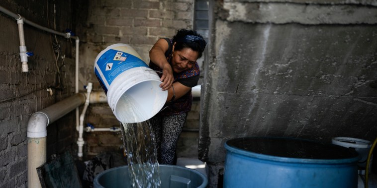 Una mujer vierte en un contenedor agua entregada por un camión cisterna, en el barrio Iztapalapa de la Ciudad de México, el miércoles 6 de marzo de 2024. A medida que se acercan las elecciones, el empeoramiento de la crisis del agua hace que sea más difícil para los candidatos presidenciales ignorar las amenazas climáticas de México.