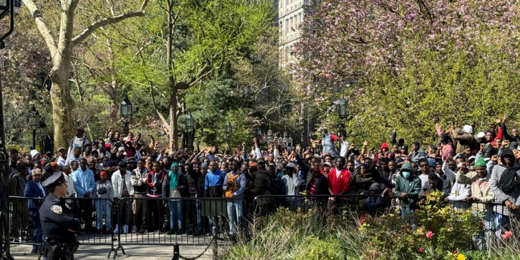 Los inmigrantes se manifiestan en el City Hall Park, en las afueras del Ayuntamiento de Nueva York, el martes 16 de abril de 2024. Más de 1.500 inmigrantes negros se manifestaron frente al Ayuntamiento durante una audiencia sobre las desigualdades raciales en los sistemas de refugio y apoyo a los inmigrantes de la ciudad.