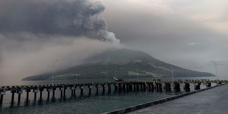 El volcán en el monte Ruang, en Indonesia, durante una erupción el 18 de abril de 2024.