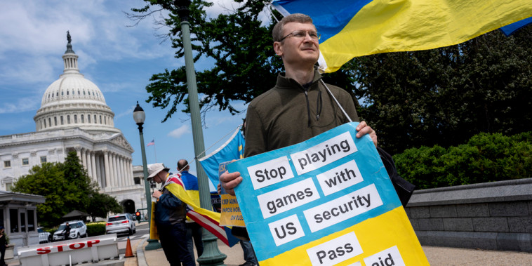 Un activista a favor de la ayuda a Ucrania se manifiesta frente al Capitolio, en Washington, DC, el 20 de abril de 2024.
