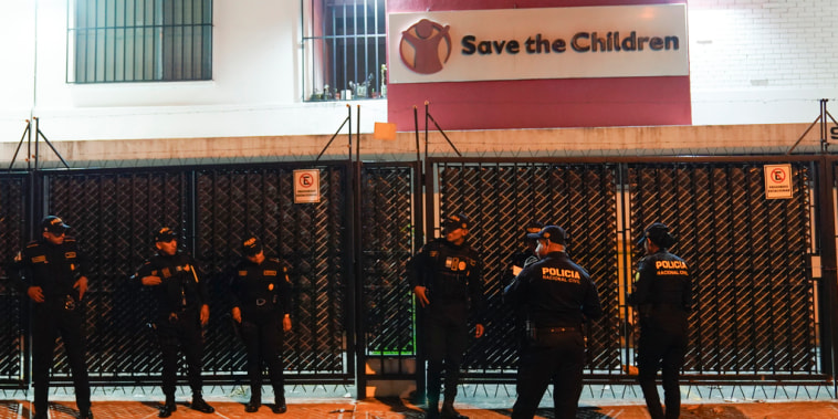 Agentes de la policía frente a la sede de la organización Save the Children's, en la Ciudad de Guatemala, el 25 de abril de 2024.
