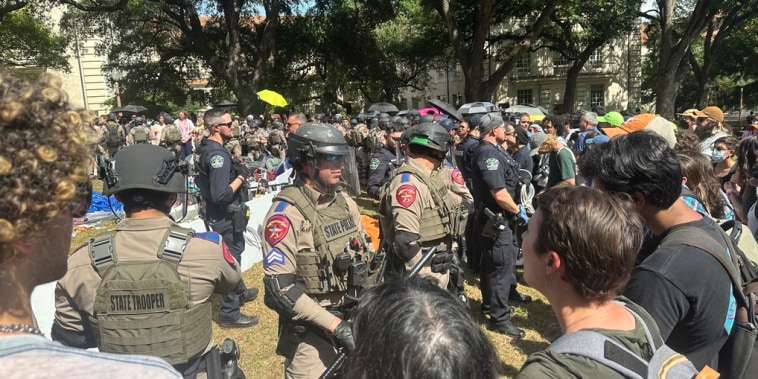 Un policía estatal de Texas crea una barrera frente a los manifestantes en la Universidad de Texas durante una manifestación sobre la guerra entre Israel y Hamas, el lunes 29 de abril de 2024, en Austin, Texas. 