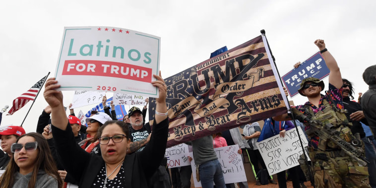 Partidarios de Donald Trump protestan afuera de las oficinas electorales del condado de Clark en Nevada el 7 de noviembre de 2020