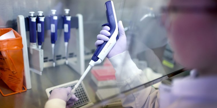 Una microbióloga toma analiza muestras de aves de corral en el Laboratorio de Diagnóstico Veterinario de la Universidad de Wisconsin-Madison, en Madison, Wisconsin, el 24 de marzo de 2022.
