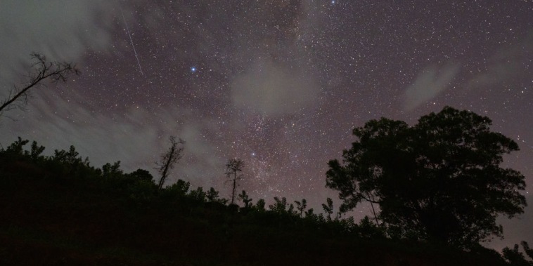 La lluvia de meteoros de las Líridas, famosa por sus brillantes estrellas fugaces, alcanza su punto álgido en torno al 22 de abril, y ofrece un espectáculo cautivador pasada la medianoche. 