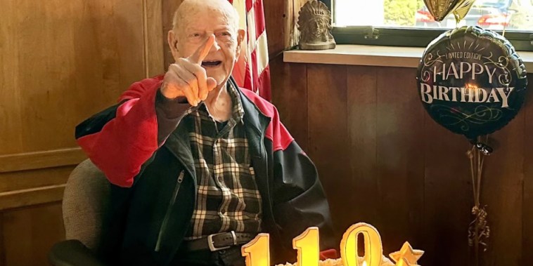 Vincent Dransfield celebra su 110 cumpleaños el 28 de marzo de 2024, en la Compañía de Bomberos Voluntarios de Singac #3 en Little Falls, Nueva Jersey, donde una vez fue jefe.