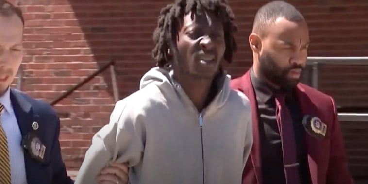 Captura de una imagen de video del momento del arresto Daquan Armstead, sospechoso de golpear a siete mujeres, en Nueva York.