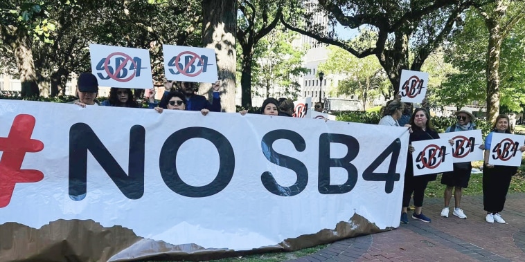 Miembros de Familias Unidas en Acción en una manifestación contra los proyectos de ley sobre migración en Louisiana, el 3 de abril de 2024.