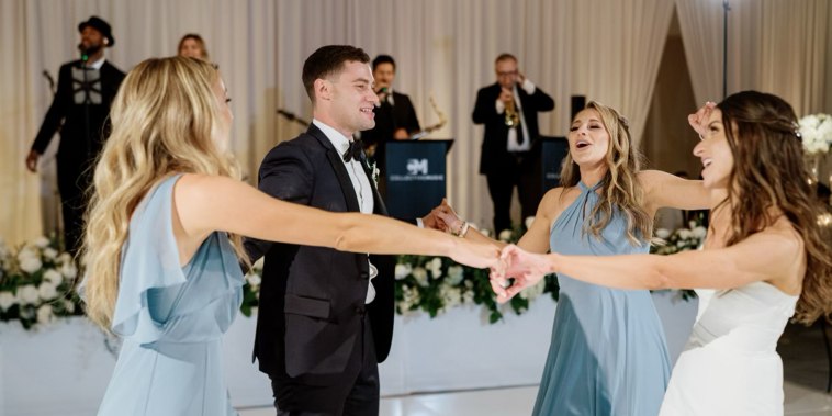 Older sisters share dance with brother at his wedding after mom dies in heartfelt video
