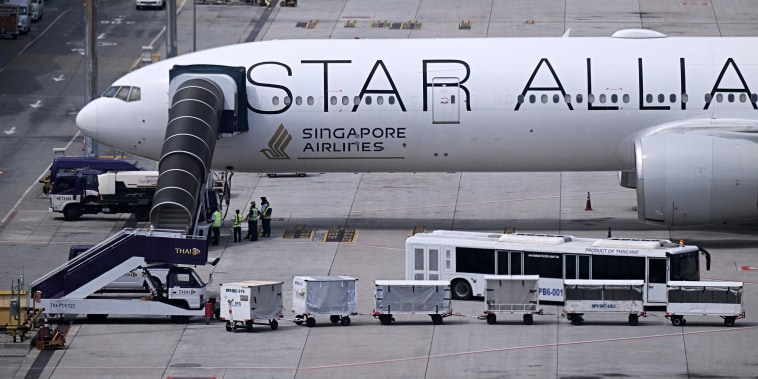 A 73-year-old British man died and more than 70 people were injured on May 21 in what passengers described as a terrifying scene aboard a Singapore Airlines flight that hit severe turbulence, triggering an emergency landing in Bangkok. 