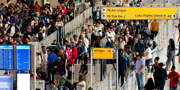 La gente espera en una fila de la TSA en el Aeropuerto Internacional John F. Kennedy en Nueva York, el martes 28 de junio de 2022.