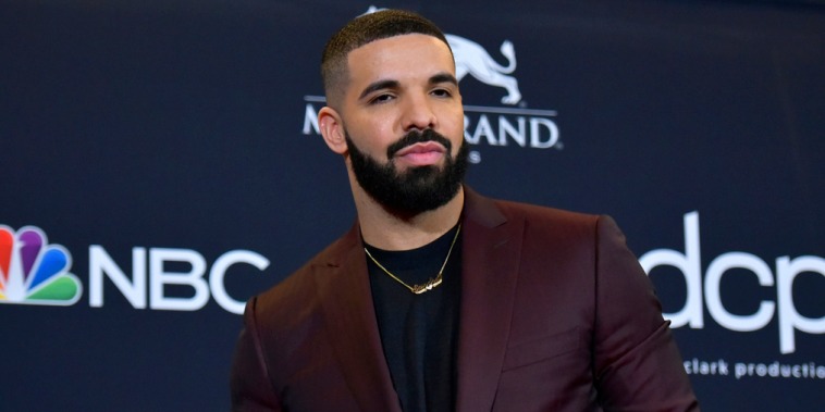 El rapero Drake posa para las cámaras durante la ceremonia de los premios Billboard de la música en Las Vegas, Nevada, el 1 de mayo de 2019.
