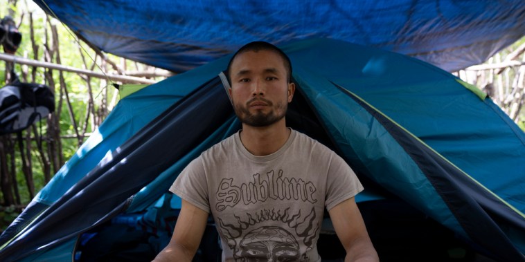 Chen Wang, un migrante chino actualmente sin hogar en Nueva York, llegó al país, después de haber sido amonestado penalmente por la policía china.