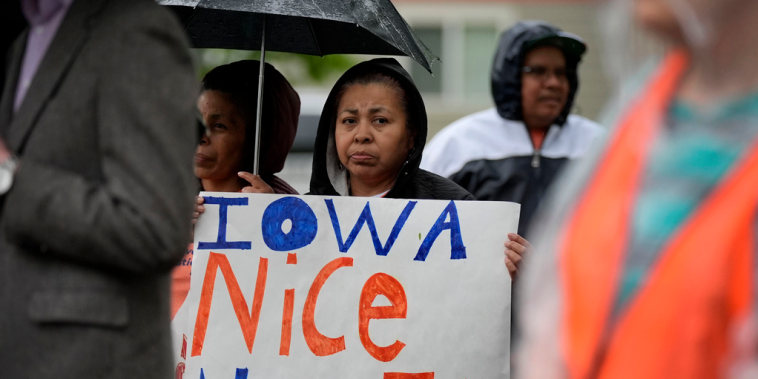Una manifestante durante un acto a favor de los inmigrantes en Des Moines, Iowa, el 1 de mayo de 2024.

