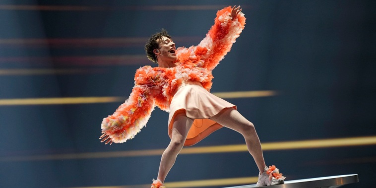 Nemo, de Suiza, interpreta "The Code" durante el ensayo de vestuario para la final del festival de la canción Eurovision, en Malmo, Suecia, el 10 de mayo de 2024. 