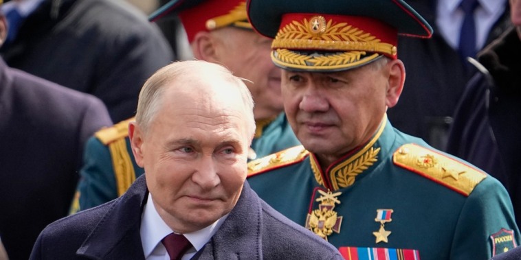El presidente ruso, Vladimir Putin, al frente, seguido por Sergei Shoigu, quien ocupó hasta este domingo la posición de ministro de Defensa del país.

