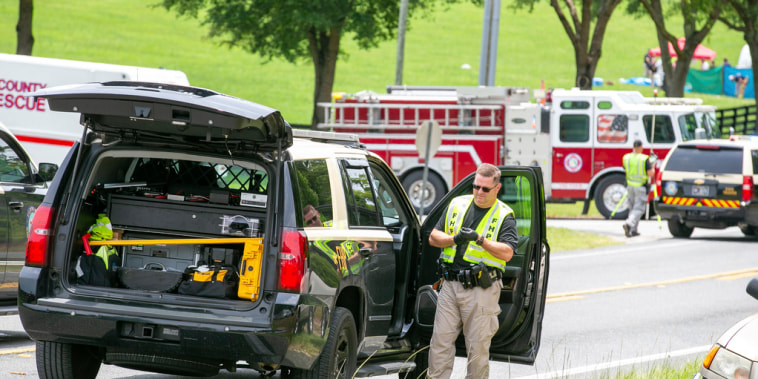 Un policía en la escena del accidente en la carretera estatal 40, cerca de Dunnellon, Florida, el 14 de mayo de 2024.
