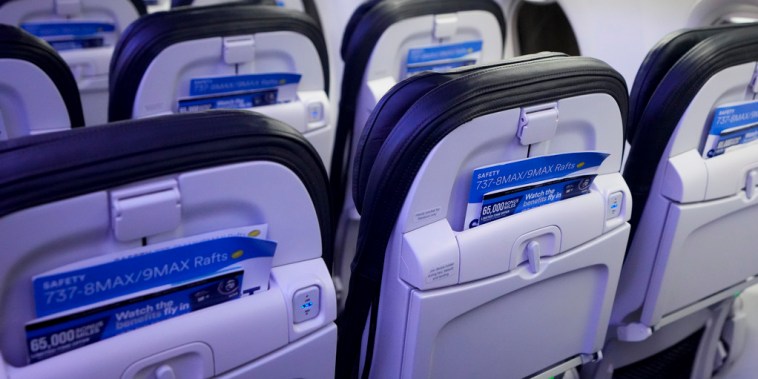 Tarjetas de seguridad en los respaldos de los asientos en un avión Boeing 737 Max 9 de Alaska Airlines en el Aeropuerto Internacional de Seattle-Tacoma el 10 de enero de 2024, en SeaTac, Washington. 