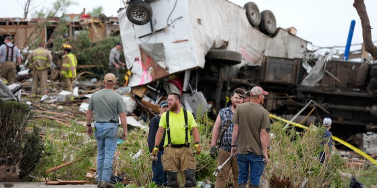 Trabajadores buscan entre los restos de una propiedad dañada por un tornado, el martes 21 de mayo de 2024, en Greenfield, Iowa.