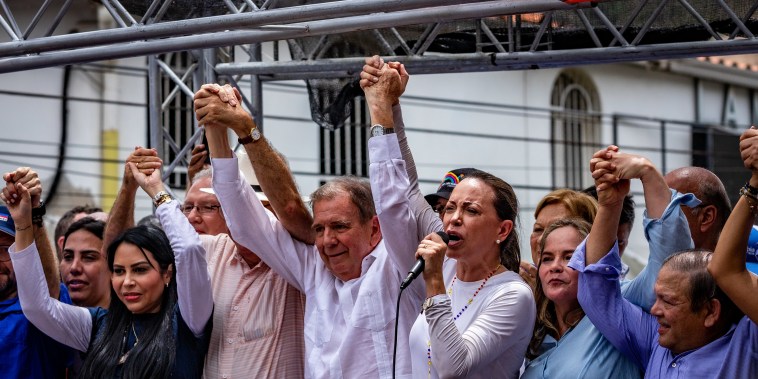 González Urrutia junto con María Corina Machado y otros líderes opositores en La Victoria, Venezuela, el 18 de mayo de 2024.