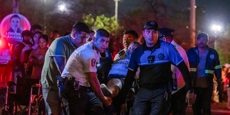  Personal de rescate traslada a personas heridas donde se desplomó un templete durante un acto político de Movimiento Ciudadano en la ciudad de Monterrey, el 22 de mayo de 2024.