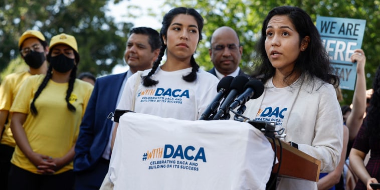 Activistas se pronuncian a favor de DACA, en Washington, DC, el 15 de junio de 2022.
