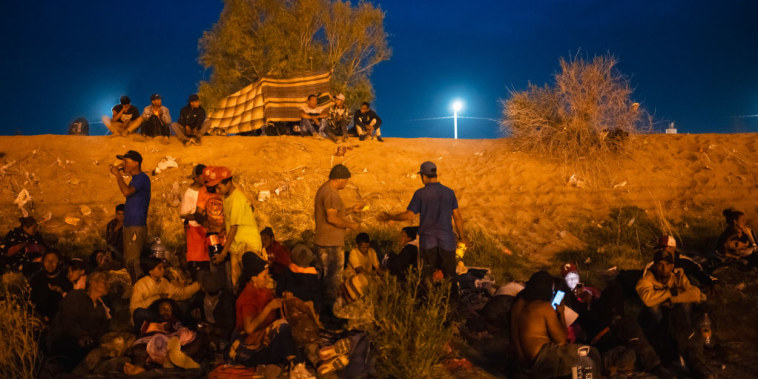 Migrantes en el río Grande, en la frontera entre México y Estados Unidos, en Ciudad Juárez, en México, el 24 de abril de 2024.
