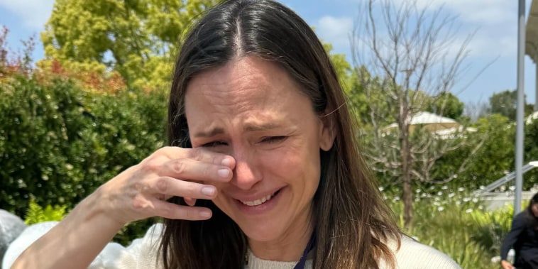 Jennifer Garner gets emotional at eldest daughters graduation