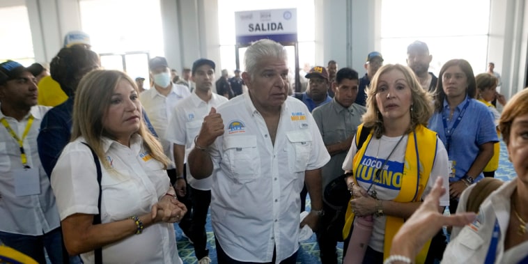 El candidato presidencial de Realizando Metas, José Raúl Mulino, después de votar en las elecciones generales en Ciudad de Panamá, el domingo 5 de mayo de 2024. 