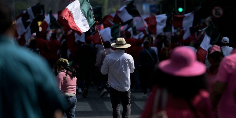 Simpatizantes de la oposición en Ciudad de México marchan en Zócalo Square.
