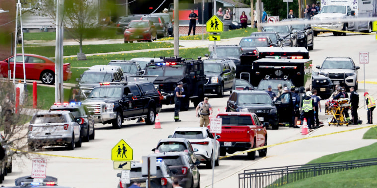 Autoridades responden a un reporte sobre una persona armada con un rifle en la secundaria Mount Horeb en Mount Horeb, Wisconsin, el miércoles 1 de mayo de 2024. 