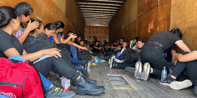 Agentes federales encontraron a 64 migrantes de Guatemala abandonados dentro un camión, sin agua ni ventilación, en Anáhuac, Nuevo León, el 10 de agosto de 2023.