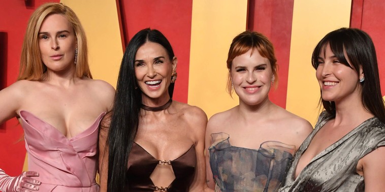 Rumer Willis, Demi Moore, Tallulah Willis, and Scout 