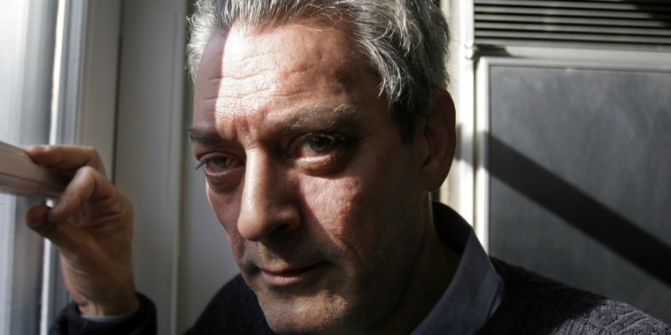 El escritor Paul Auster en su casa de Brooklyn, Nueva York, el 19 de enero de 2006. 