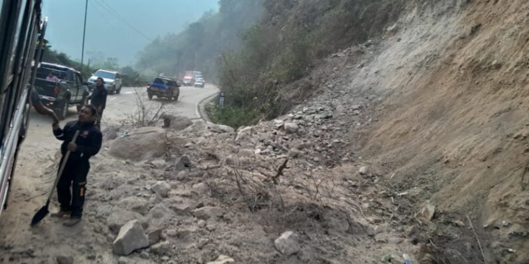El sismo de este domingo produjo daños en carreteras de Quetzaltenango y San Marcos, en Guatemala.
