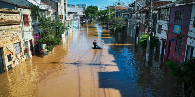 Un hombre intenta caminar por el agua en una calle inundada en el estado brasileño de Rio Grande do Sul, el 7 de mayo de 2024
