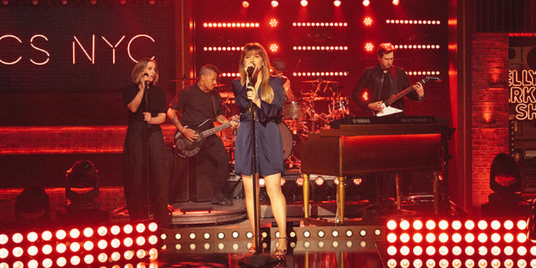 Kelly Clarkson covers a Metallica classic on "The Kelly Clarkson Show."