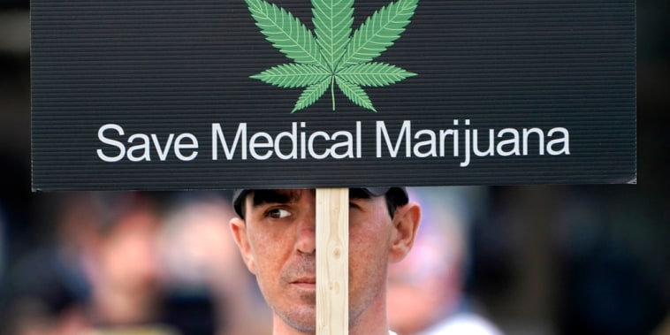 Un manifestante a favor de la marihuana para uso medicinal sostenía un cartel afuera del Centro Cívico de Augusta, Georgia, donde se realizaba una reunión de la legislatura estatal, el miércoles 28 de abril de 2021.