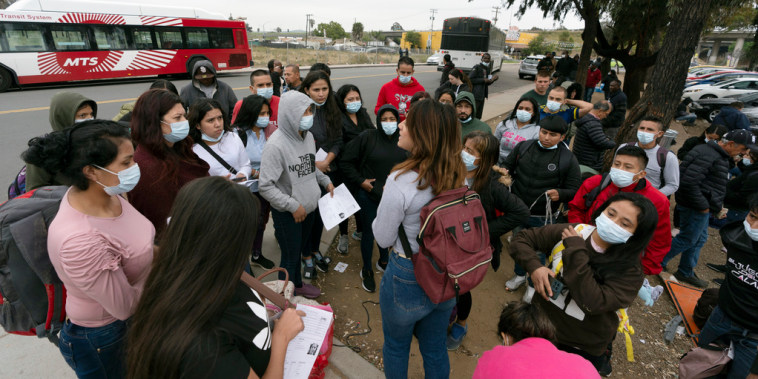 Migrantes que acaban de ser procesados por asilo el 12 de abril en San Diego. 