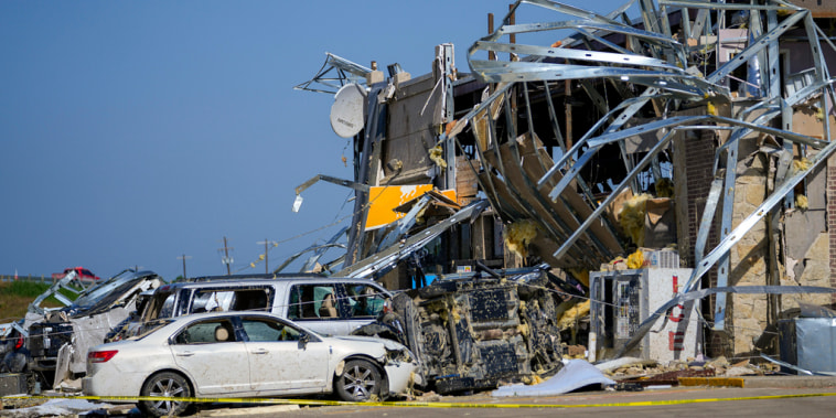 Daños en una parada de camiones tras el paso de un tornado, el domingo 26 de mayo de 2024, en Valley View, Texas. 