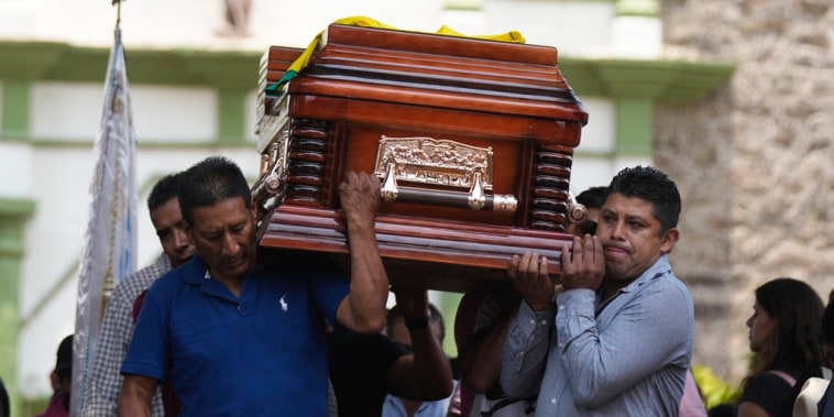 Familiares y amigos llevan el ataúd que contiene los restos de un hombre asesinado en un tiroteo, durante un cortejo fúnebre en Huitzilac, México, martes 14 de mayo de 2024.