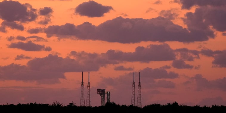 La cápsula Starliner de Boeing, montada en un cohete Atlas V, en la plataforma de lanzamiento del Complejo 41, al amanecer del 1 de junio de 2024, en Cabo Cañaveral, Florida. 