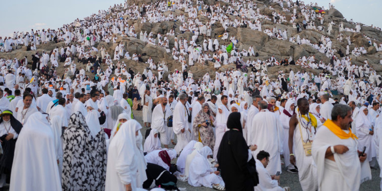 Peregrinos musulmanes se reúnen en la cima de la colina rocosa conocida como la Montaña de la Misericordia, en la llanura de Arafat, durante la peregrinación anual Hajj, cerca de la ciudad santa de La Meca, Arabia Saudita, el sábado 15 de junio de 2024.