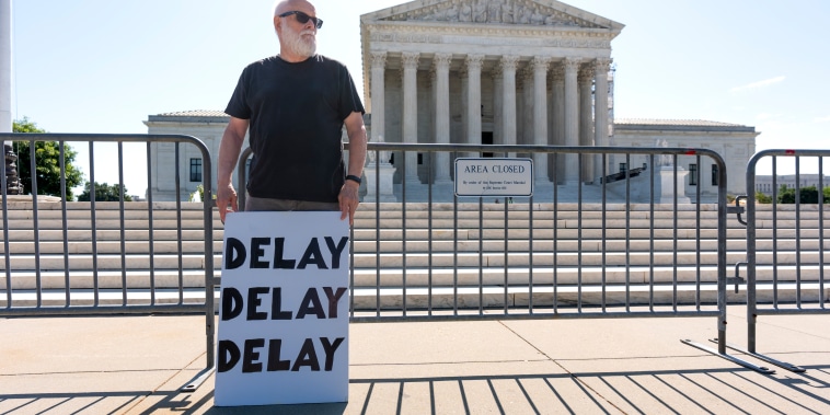 Unas vallas pequeñas protegían este viernes el edificio de la Corte Suprema en Washington D.C. No corresponden a las grandes barreras que se ven en un video de mayo de 2022.