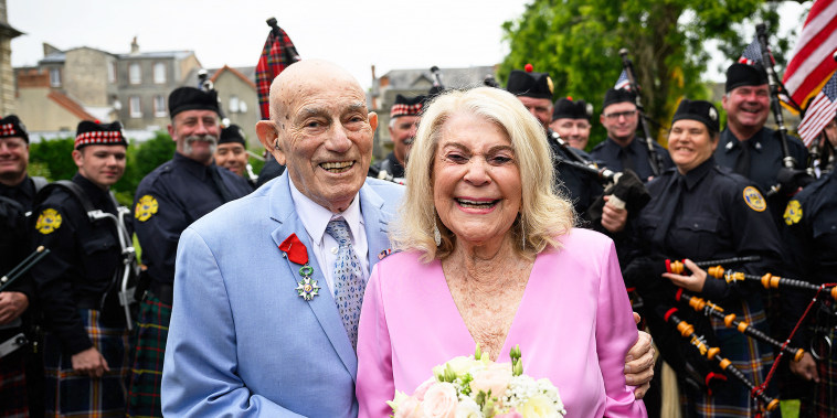 Jeanne Swerlin, 96, and US WWII veteran Harold Terens, 100, at their wedding.