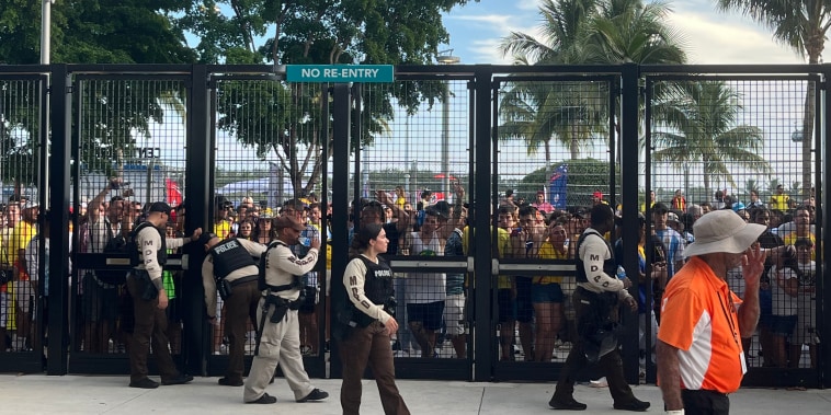 Policías retoman control y detienen a fanáticos que ingresaron sin entradas al estadio