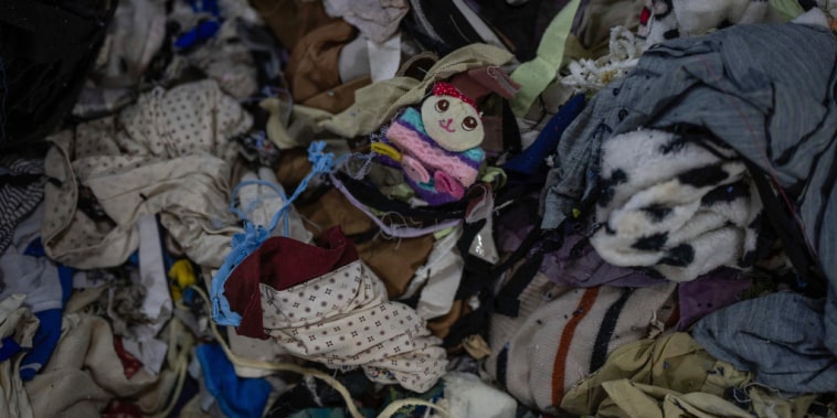 Una pila de textiles desechados espera ser alimentados a una máquina trituradora en Wenzhou Tiancheng Textile Company, una de las plantas de reciclaje de algodón más grandes de China en Wenzhou, en la provincia de Zhejiang, en el este de China, el 20 de marzo de 2024. (Foto AP/Ng Han Guan)